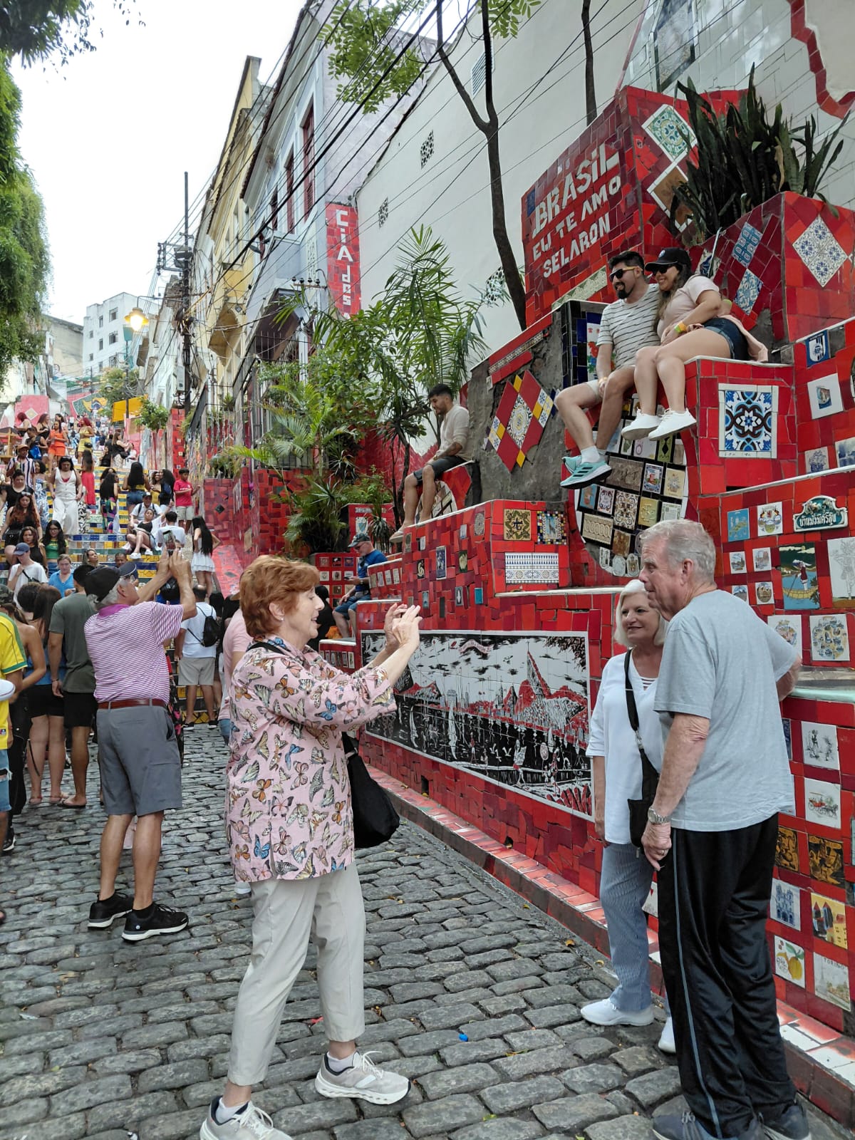 Turistas estrangeiros na Escadaria Selarón, no bairro da Lapa